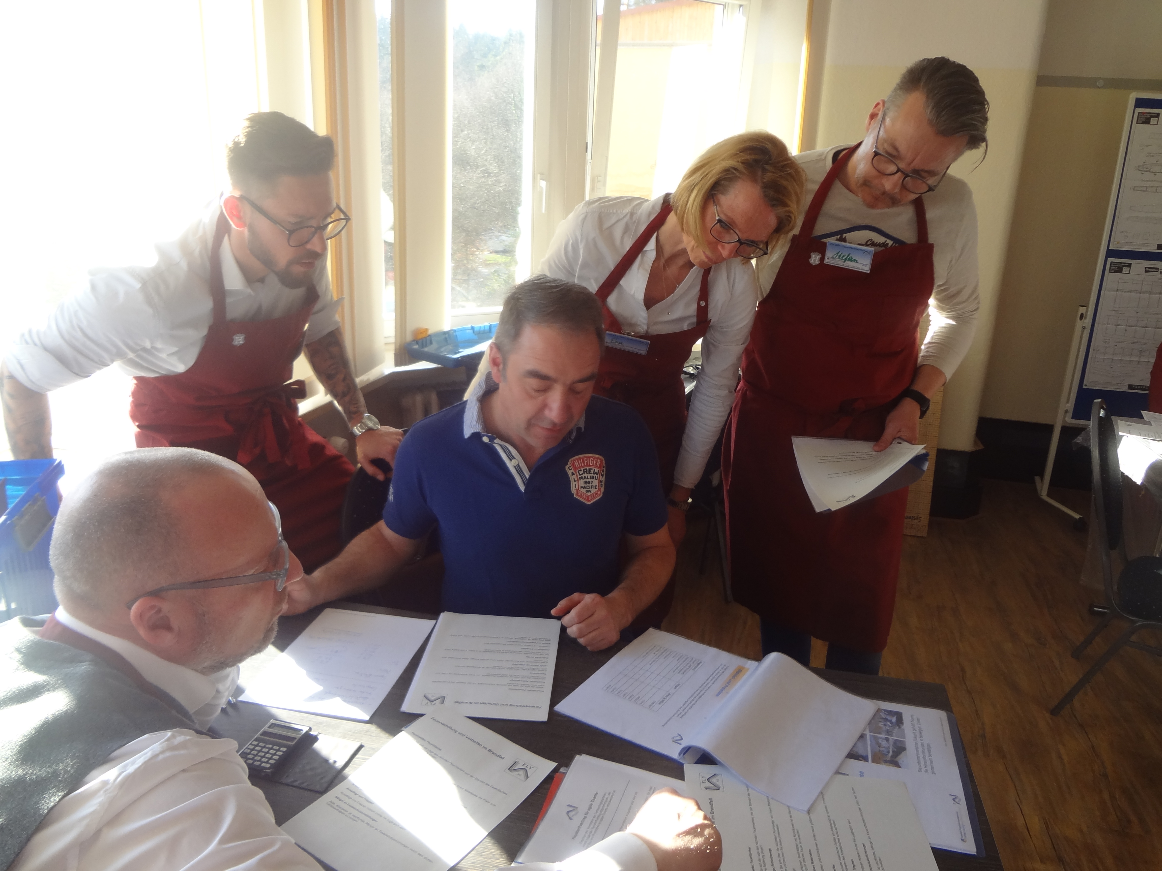 FLY AG Team: Team bei der gemeinsamen Arbeit in der Simulation
